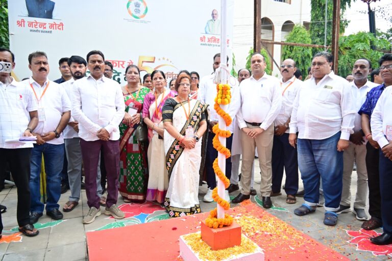inister-pradip-balsamant-hoisting-cooperative-flag-bhubaneswar